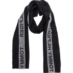 Szal TOMMY HILFIGER - Selvedge Knit Scarf AM0AM04032 002. Szaliki męskie marki Tommy Hilfiger. W wyprzedaży za 199.00 zł.
