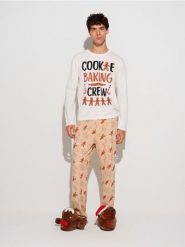 Świąteczna piżama dwuczęściowa z motywem pierniczków - wielobarwny. Piżamy męskie Sinsay, l, bez wzorów, bez kołnierzyka, bez ramiączek. Za 49.99 zł.