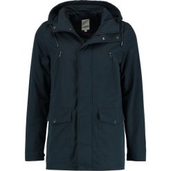 Lindbergh Kurtka wiosenna navy. Niebieskie kurtki męskie Lindbergh, z bawełny. W wyprzedaży za 440.30 zł.