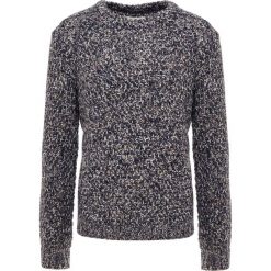Folk MIXED YARN CREW Sweter navy mix. Swetry męskie marki Folk. Za 629.00 zł.