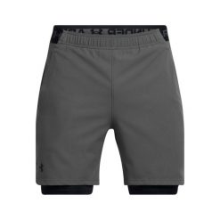 Krótkie 2-w-1 tkane Under Armour Vanish. Czarne szorty sportowe męskie Under Armour, bez wzorów, z materiału, sportowe. W wyprzedaży za 211.50 zł.