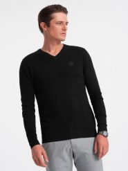 Elegancki sweter męski V-neck BASIC z wiskozą – czarny V1 - Rozmiar: L. Czarne swetry męskie Ombre Clothing, bez wzorów, z wiskozy, eleganckie, bez kołnierzyka, bez ramiączek. W wyprzedaży za 89.99 zł.