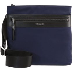 Michael Kors FLAT CROSSBODY Torba na ramię indigo. Torby męskie na ramię marki Michael Kors. W wyprzedaży za 377.30 zł.