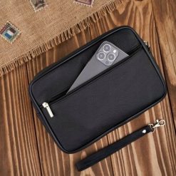 Abruzzo Saszetka męska skórzana do ręki klasyczna czarna pojemna ABR-08. Czarne saszetki męskie Abruzzo, bez wzorów. Za 157.94 zł.