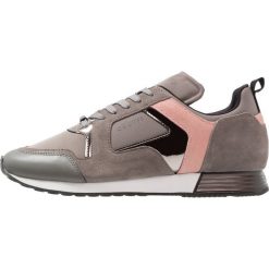 Cruyff LUSSO Sneakersy niskie frost grey. Buty sportowe na co dzień męskie marki Cruyff. Za 589.00 zł.
