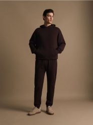 Bawełniana bluza z kapturem - ciemnobrązowy. Brązowe bluzy nierozpinane męskie Reserved, l, bez wzorów, z bawełny, z kapturem. Za 159.99 zł.