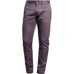 J.CREW PANT IN STRETCH Chinosy coal grey. Szare eleganckie spodnie męskie J.CREW, z bawełny. Za 399.00 zł.