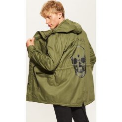 Parka z nadrukiem - Zielony. Zielone parki męskie House, z nadrukiem. W wyprzedaży za 119.99 zł.