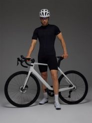 4F Legginsy krótkie rowerowe z żelowo-piankową wkładką i szelkami męskie - czarne XL. Czarne szorty sportowe męskie 4f, bez wzorów, z dzianiny, sportowe. W wyprzedaży za 199.99 zł.