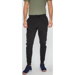 Under Armour - Spodnie Rival. Czarne długie spodnie sportowe męskie Under Armour, z bawełny. W wyprzedaży za 179.90 zł.