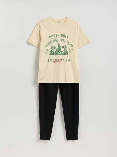 Dwuczęściowa piżama ze świątecznym nadrukiem - złamana biel. Piżamy męskie Reserved, l, bez wzorów, z bawełny, bez kołnierzyka, bez ramiączek. Za 139.99 zł.