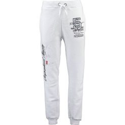 Spodnie dresowe w kolorze białym. Spodnie dresowe męskie marki Geographical Norway Men. W wyprzedaży za 86.95 zł.