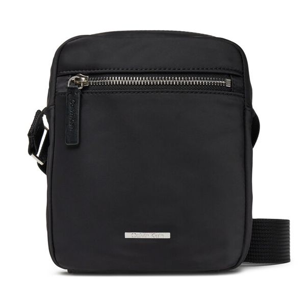 Saszetka Calvin Klein. Czarne saszetki męskie Calvin Klein, bez wzorów, z nylonu, małe. Za 189.99 zł.