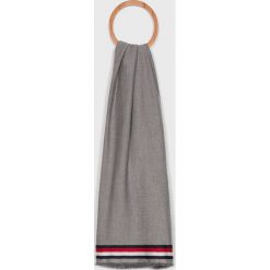 Tommy Hilfiger - Chusta. Szare szaliki męskie Tommy Hilfiger, bez wzorów, z bawełny. W wyprzedaży za 159.90 zł.