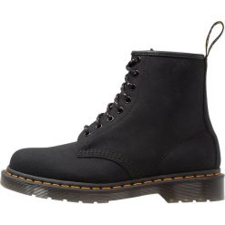 Dr. Martens 1460 Botki sznurowane black broder. Czarne sztyblety męskie Dr. Martens, z materiału. Za 669.00 zł.