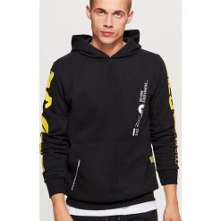 Bluza hoodie z grafiką na plecach - Czarny. Bluzy nierozpinane męskie marki Cropp. W wyprzedaży za 89.99 zł.