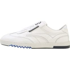 Floris van Bommel ZAGGI Sneakersy niskie white. Białe buty sportowe na co dzień męskie Floris van Bommel, z materiału. W wyprzedaży za 493.35 zł.