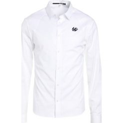 McQ Alexander McQueen HARNESS Koszula optic white. Białe koszule męskie McQ Alexander McQueen, z bawełny. Za 719.00 zł.