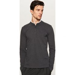 Gładki t-shirt z długim rękawem - Czarny. Czarne koszulki męskie z długim rękawem Reserved, z długim rękawem. W wyprzedaży za 19.99 zł.
