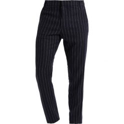 Soulland WILSON CLASSIC Spodnie materiałowe navy/white. Niebieskie spodnie na co dzień męskie Soulland, z elastanu. W wyprzedaży za 406.45 zł.