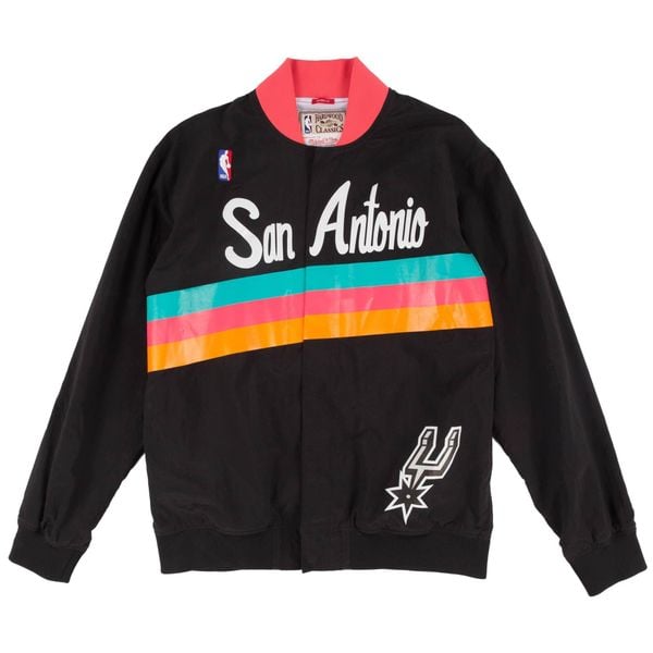 Kurtka z dresu San Antonio Spurs NBA Warm Up 94-95. Czarne kurtki męskie Mitchell & Ness, bez wzorów, z dresówki, sportowe, bez ramiączek, bez kaptura. Za 876.00 zł.