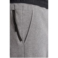 Nike Sportswear - Spodnie. Długie spodnie sportowe męskie Nike Sportswear. W wyprzedaży za 169.90 zł.