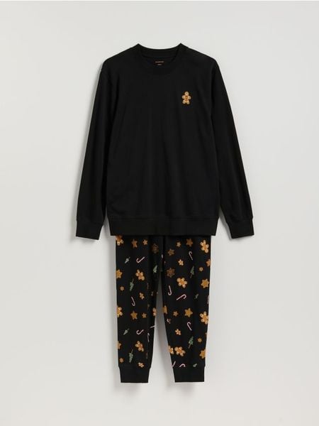 Dwuczęściowa piżama ze świątecznym motywem - czarny. Czarne piżamy męskie Reserved, l, bez wzorów, z bawełny, bez kołnierzyka, bez ramiączek. Za 159.99 zł.