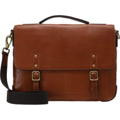 Fossil DEFENDER Torba na ramię cognac. Torby męskie na ramię marki Fossil. W wyprzedaży za 839.20 zł.