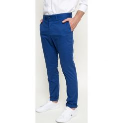 Lacoste - Spodnie. Niebieskie spodnie na co dzień męskie Lacoste, bez wzorów, z bawełny, casualowe. W wyprzedaży za 199.90 zł.
