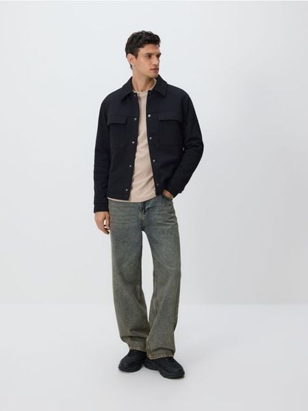 Kurtka koszulowa z kołnierzem - czarny. Czarne kurtki męskie Reserved, l, bez wzorów, z dzianiny, bez ramiączek, bez kaptura. Za 199.99 zł.