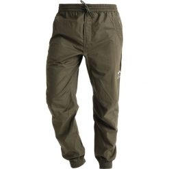 Maharishi SEAMLESS TRACK PANTS Spodnie treningowe mil olive. Zielone spodnie dresowe męskie marki Maharishi, z bawełny. W wyprzedaży za 579.50 zł.