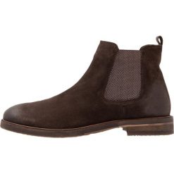 Steve Madden TELLER Botki brown. Brązowe buty zimowe męskie Steve Madden, z materiału. W wyprzedaży za 353.40 zł.
