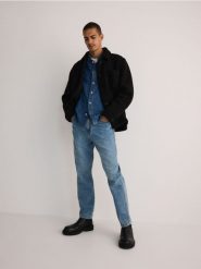 Kurtka sherpa z kołnierzem - czarny. Czarne kurtki męskie Reserved, l, bez wzorów, z dzianiny, bez ramiączek, bez kaptura. W wyprzedaży za 79.99 zł.