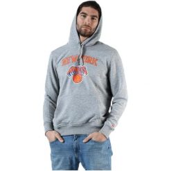 Bluza z kapturem New York Knicks. Szare bluzy nierozpinane męskie Mitchell & Ness, bez wzorów, sportowe, bez ramiączek, z kapturem. Za 377.50 zł.