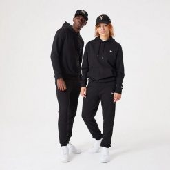 Bluza z kapturem New Era Essentials. Czarne bluzy z kapturem męskie New Era, m, bez wzorów, z kapturem. Za 294.50 zł.