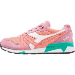 Diadora N9000 III Sneakersy niskie heather rose/coral haze/pool green. Buty sportowe na co dzień męskie marki Diadora. W wyprzedaży za 411.75 zł.
