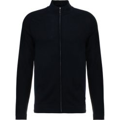 Strellson VIC Kardigan darkblue. Niebieskie kardigany męskie marki Strellson, z bawełny. W wyprzedaży za 486.75 zł.