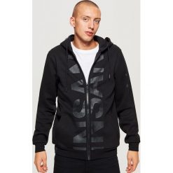 Bluza z dużym napisem - Czarny. Bluzy nierozpinane męskie marki Cropp. W wyprzedaży za 89.99 zł.