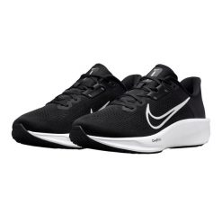 Trampki Męskie Logo Quest 6. Białe trampki męskie Nike, bez wzorów, bez zapięcia. Za 471.99 zł.