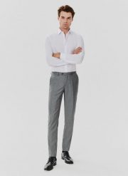 PAKO LORENTE – Szare spodnie garniturowe w prążek. Szare eleganckie spodnie męskie Pako Lorente, bez wzorów, z poliesteru, eleganckie. Za 299.99 zł.