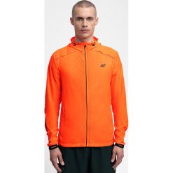 Kurtka do biegania męska KUMTR202 - pomarańcz neon. Kurtki męskie marki 4f. W wyprzedaży za 129.99 zł.