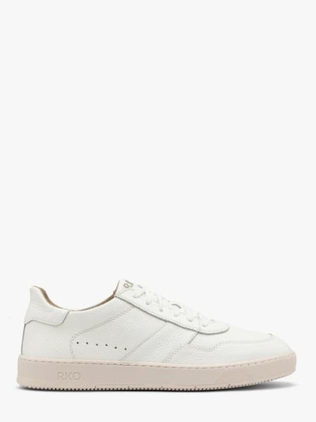 Białe półbuty męskie w sportowym stylu. Białe eleganckie półbuty męskie Ryłko, ze skóry, sportowe, bez obcasa, bez zapięcia. W wyprzedaży za 299.99 zł.