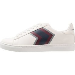 Armani Exchange CUPSOLE TENNIS STRIPE Sneakersy niskie white. Buty sportowe na co dzień męskie Armani Exchange. Za 649.00 zł.