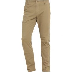 DOCKERS ALPHA Spodnie materiałowe new british khaki. Eleganckie spodnie męskie marki DOCKERS. Za 399.00 zł.