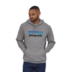 Bluza z kapturem Patagonia P-6 Logo Uprisal. Szare bluzy nierozpinane męskie Patagonia, s, bez wzorów, z kapturem. Za 421.60 zł.