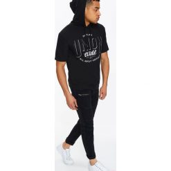BLUZA MĘSKA NIEROZPINANA Z KRÓTKIM RĘKAWEM I NADRUKIEM. Bluzy nierozpinane męskie marki TOP SECRET. W wyprzedaży za 39.99 zł.