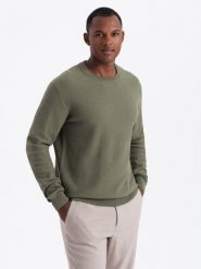 Sweter męski RELAXED FIT z dzianiny o splocie diamentowym – oliwkowy V4 - Rozmiar: S. Zielone swetry męskie Ombre Clothing, z aplikacjami, z bawełny, casualowe, bez kołnierzyka, bez ramiączek. W wyprzedaży za 69.99 zł.