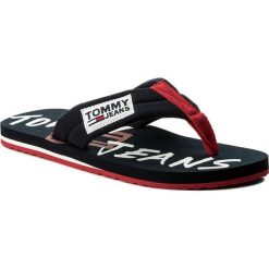 Japonki TOMMY JEANS - Tj Graphic Print Beach Sandal EM0EM00048 Midnight 403. Klapki i japonki męskie marki Tommy Jeans. W wyprzedaży za 119.00 zł.