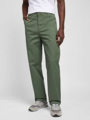LEE MĘSKIE SPODNIE MATERIAŁOWE LEE RELAXED CHINO OLIVE GROVE 112342934. Zielone spodnie na co dzień męskie Lee, bez wzorów, z materiału. Za 209.99 zł.