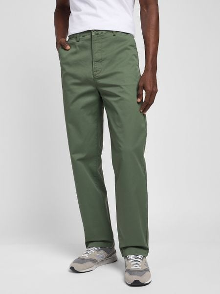 LEE MĘSKIE SPODNIE MATERIAŁOWE LEE RELAXED CHINO OLIVE GROVE 112342934. Zielone eleganckie spodnie męskie Lee, bez wzorów, z materiału. Za 209.99 zł.